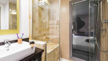 Zimmersafe, Schreibtisch, schallisolierte Zimmer, Bügeleisen/Bügelbrett