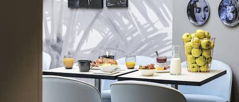 Tägliches Frühstücksbuffet (12 EUR pro Person)