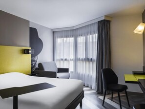 Zimmersafe, Schreibtisch, schallisolierte Zimmer, Bügeleisen/Bügelbrett