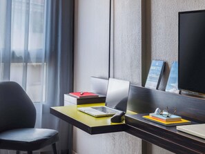 Een kluis op de kamer, een bureau, geluiddichte muren