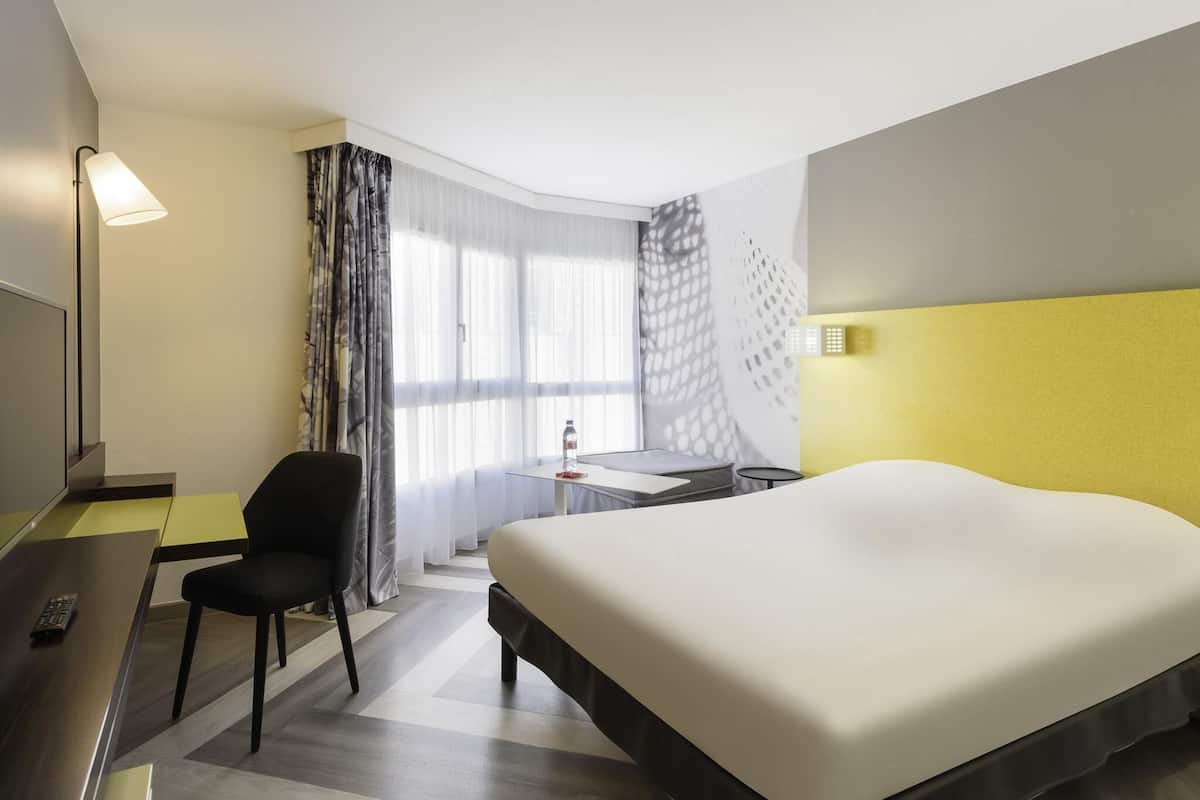 Standard Double Room, 1 Double Bed | In-room safe, desk, soundproofing, iron/ironing board