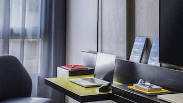 Habitació doble estàndard, 1 llit doble | Caixa forta a l'habitació, escriptori i habitacions insonoritzades