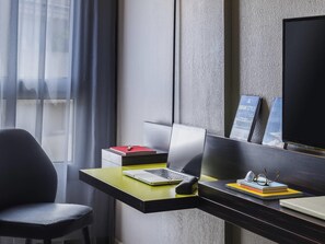 Standard-Doppelzimmer, 1 Doppelbett | Zimmersafe, Schreibtisch, schallisolierte Zimmer, Bügeleisen/Bügelbrett