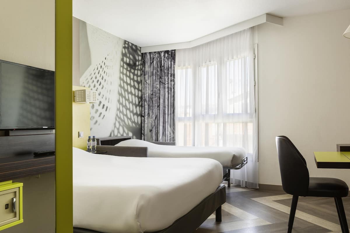 Standard Room, 2 Katil Bujang (Single) | Peti besi dalam bilik, meja, kalis bunyi, seterika/papan seterika