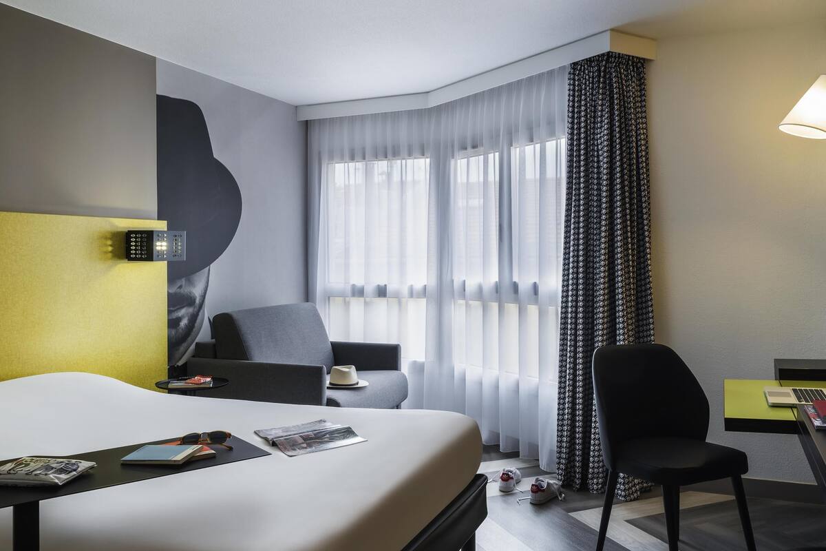 In-room safe, desk, soundproofing, iron/ironing board