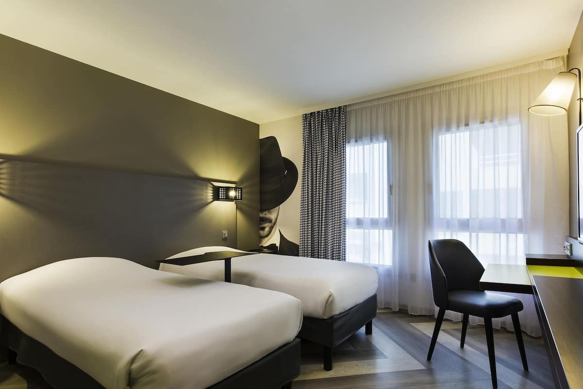 Quarto standard, 2 camas de solteiro | Cofres nos quartos, escrivaninha, quartos à prova de som