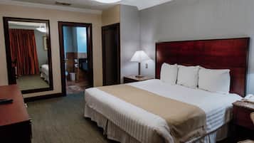 Quarto, 1 cama King | Roupas de cama premium, cofres nos quartos, escrivaninha