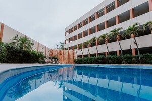Una piscina al aire libre