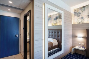 Minibar, caixa forta a l'habitació, escriptori i cortines opaques 