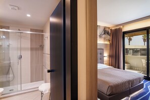 Chambre supérieure double ou avec lits jumeaux, vue sur la piscine | Minibar, coffre-fort, bureau, rideaux d’obscurcissement