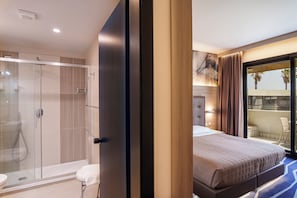 Chambre supĂ©rieure double ou avec lits jumeaux, vue sur la piscine | Minibar, coffre-fort, bureau, rideaux dâobscurcissement