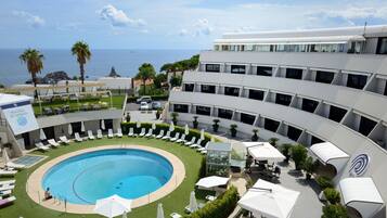 Outdoor pool, sun loungers