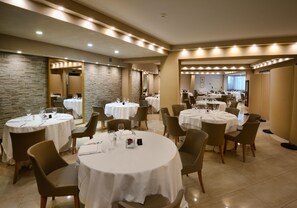 Déjeuner, dîner et souper servis sur place