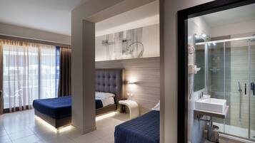 Camera familiare | Minibar, una cassaforte in camera, una scrivania, tende oscuranti