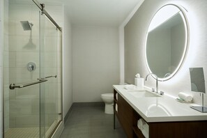 Zimmer, 1 King-Bett und Schlafsofa, Balkon | Badezimmer