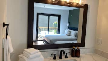 Habitación estándar, 2 camas Queen size | Ropa de cama de alta calidad y decoración personalizada