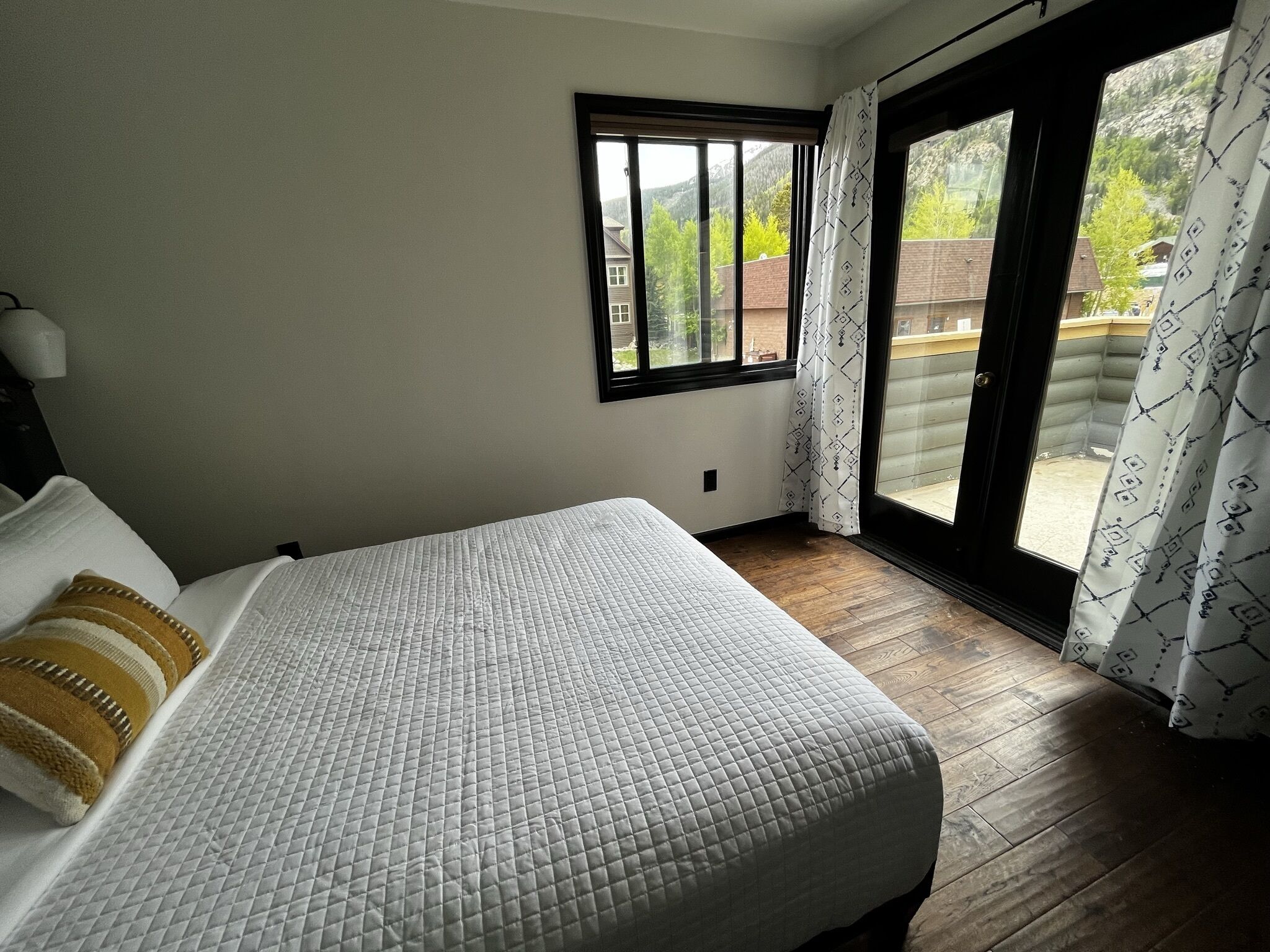 Une chambre à coucher avec un lit, une fenêtre et une vue sur l’extérieur.
