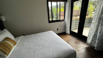 Une chambre à coucher avec un lit, une fenêtre et une vue sur l’extérieur.
