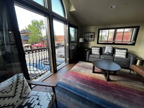 Premium bedding, individually decorated, individually furnished, desk - Hotel Frisco (Frisco)