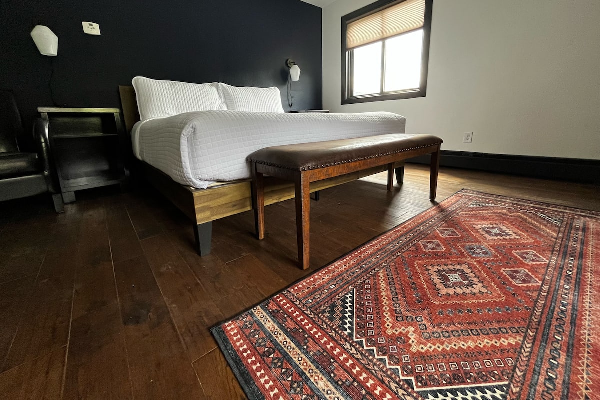 Standard Room, 1 King Bed | Premium bedding, individually decorated, individually furnished, desk
