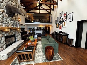 Interior entrance - Hotel Frisco (Frisco)