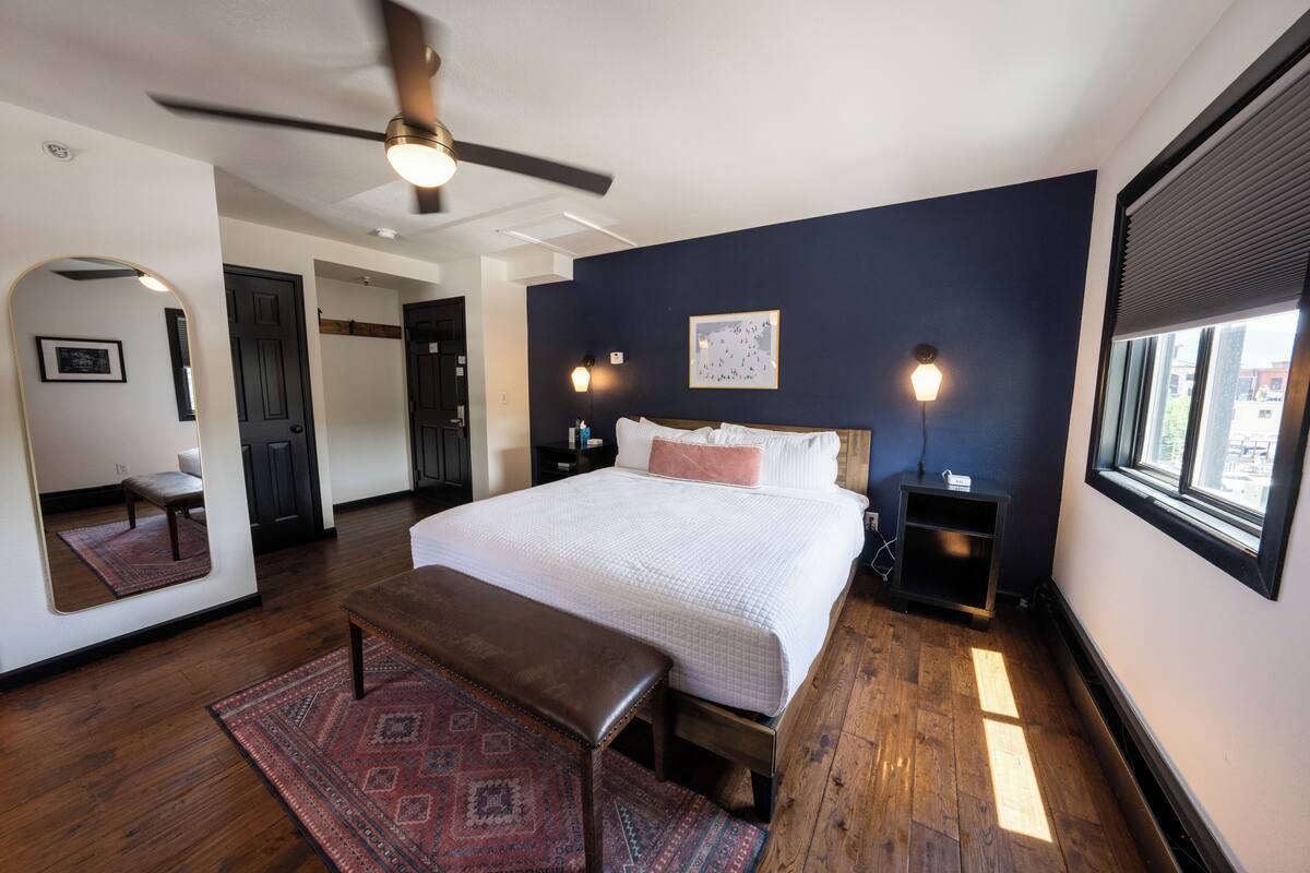 Standard Room, 1 King Bed | Premium bedding, desk, laptop workspace, iron/ironing board (on request)