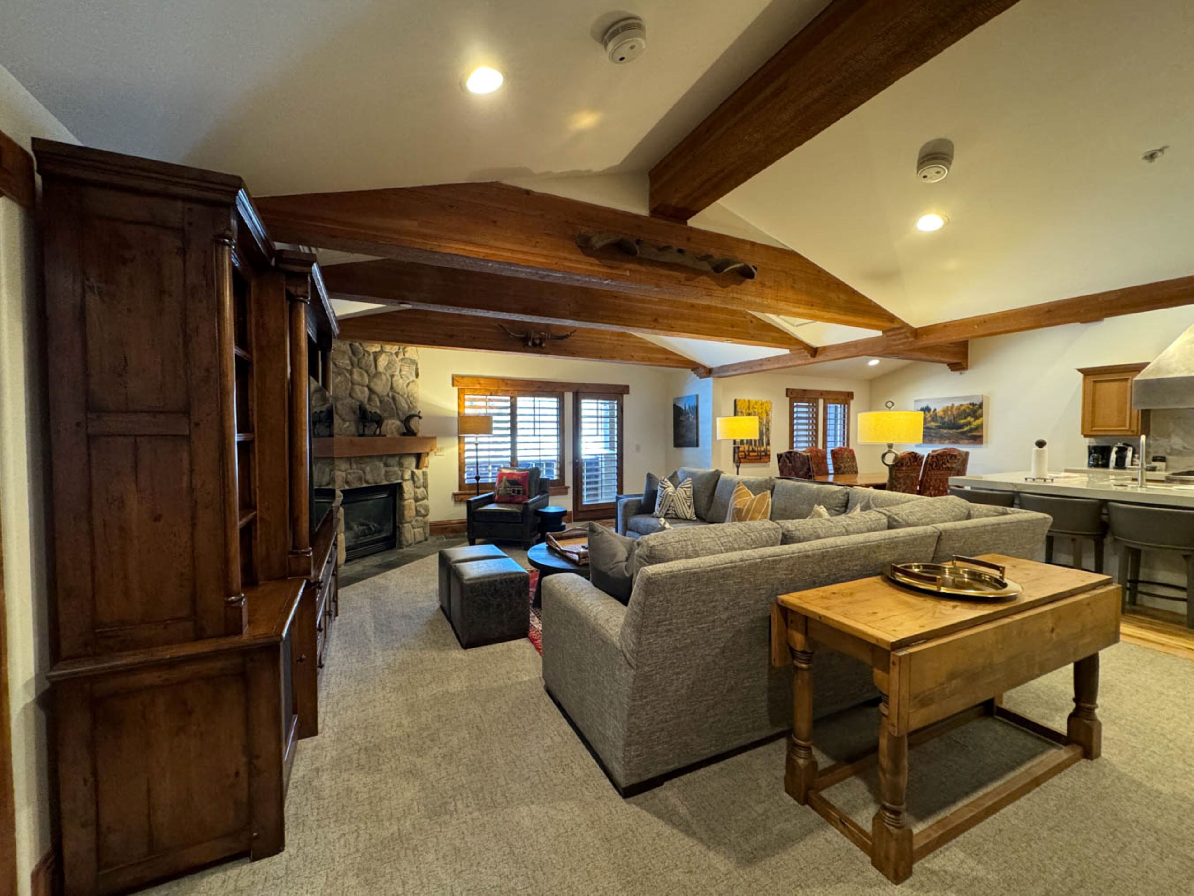 Deluxe Suite, 1 Bedroom | Living area | Flat-screen TV, fireplace, DVD player, pay movies