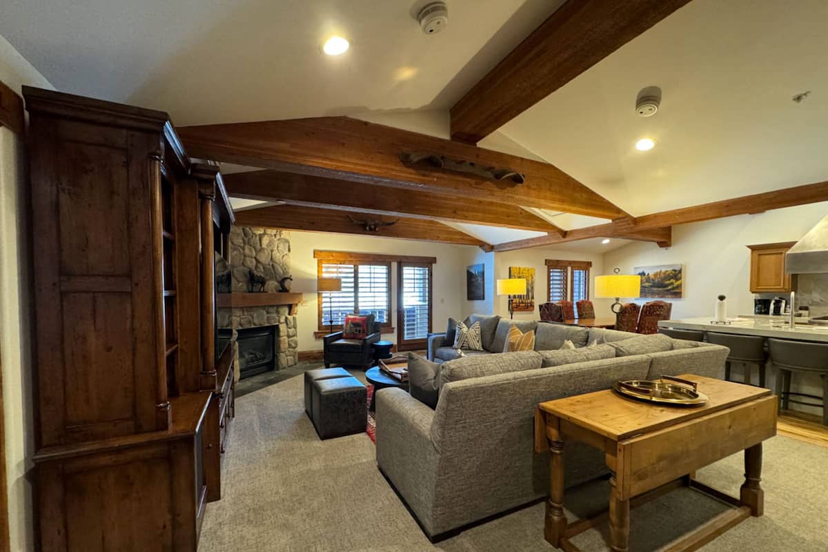 Deluxe Suite, 1 Bedroom (Two Queens) | Living area