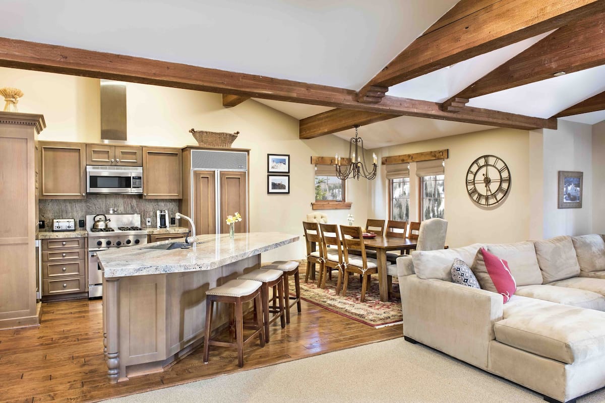 Flat-screen TV, fireplace, DVD player, pay films