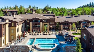 Een buitenzwembad, open van 07.00 uur tot 22.00 uur, en ligstoelen