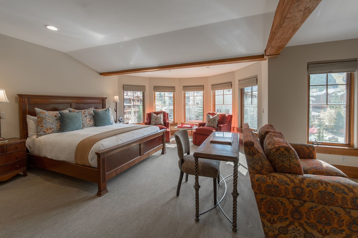 Deluxe Room, 1 King Bed | Premium bedding, down duvets, in-room safe, iron/ironing board