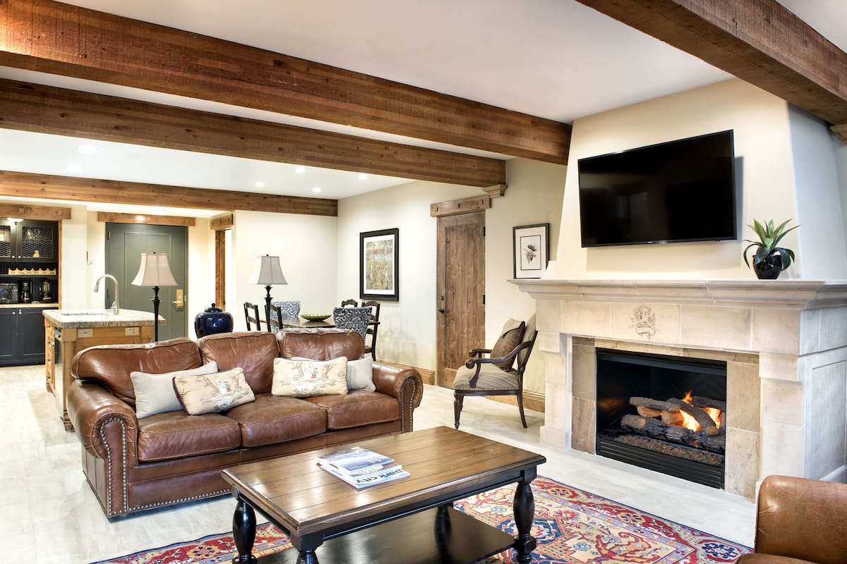 Flat-screen TV, fireplace, DVD player, pay films
