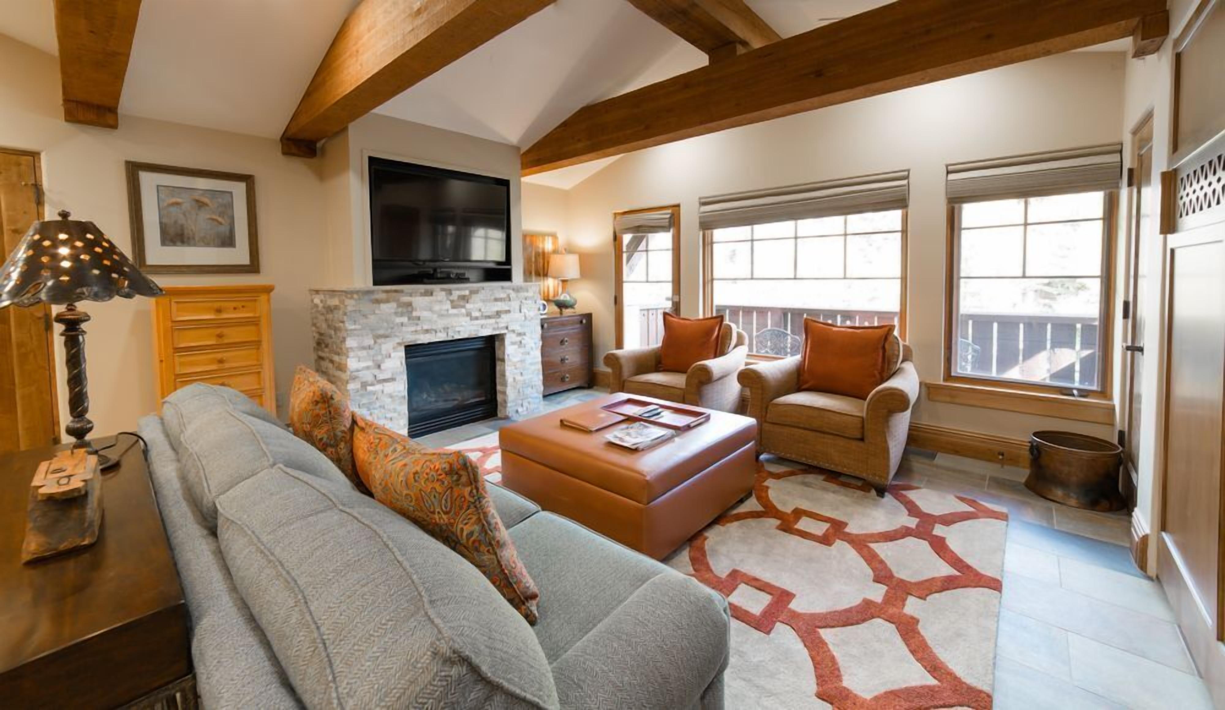 平板电视、壁炉、DVD 播放器、收费电影