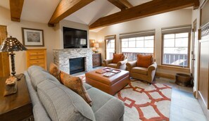 Flat-screen TV, fireplace, DVD player, pay movies - The Chateaux Deer Valley (Park City)