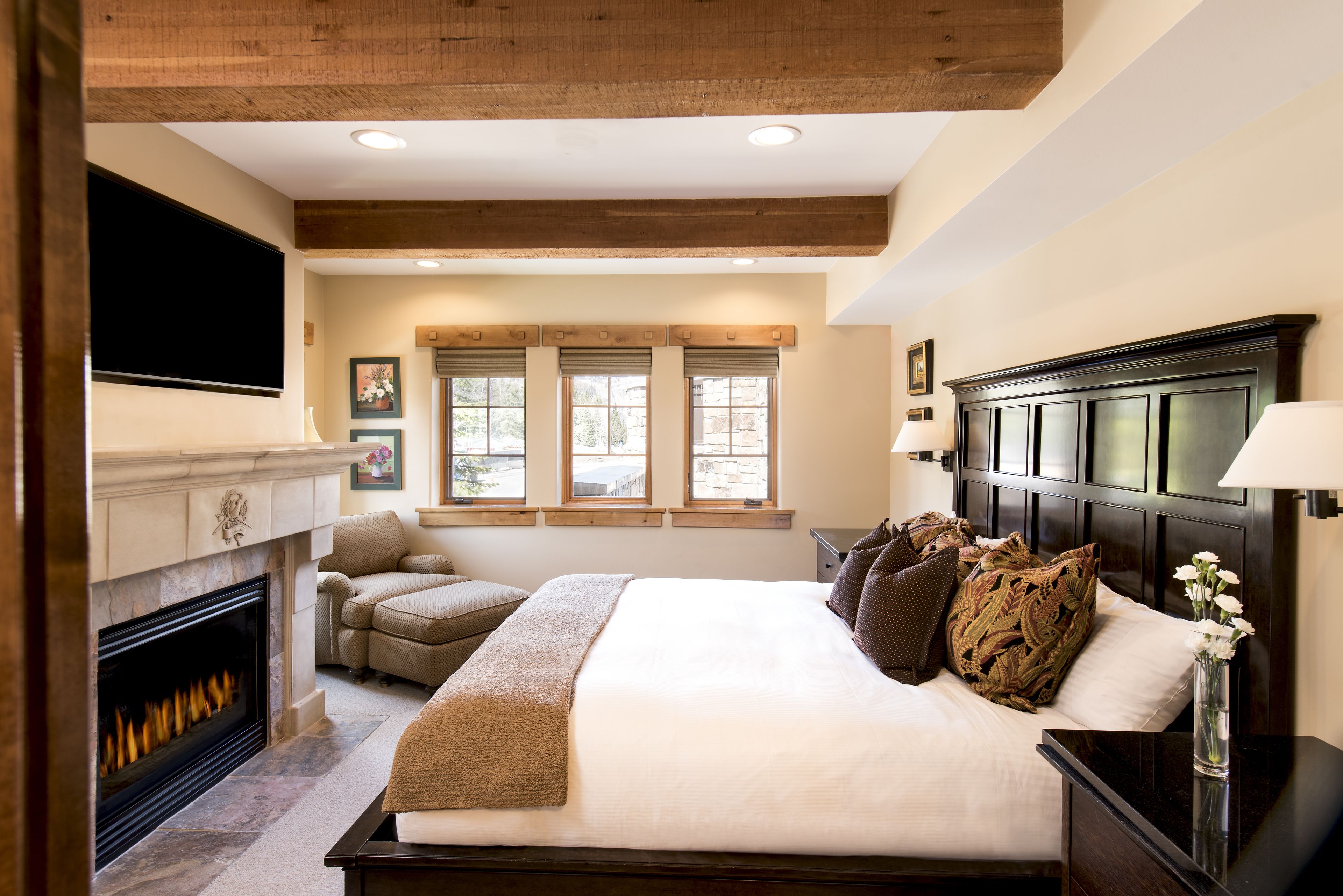 standard room, 1 king bed | premium bedding, down duvets, in-room safe, iron/ironing board