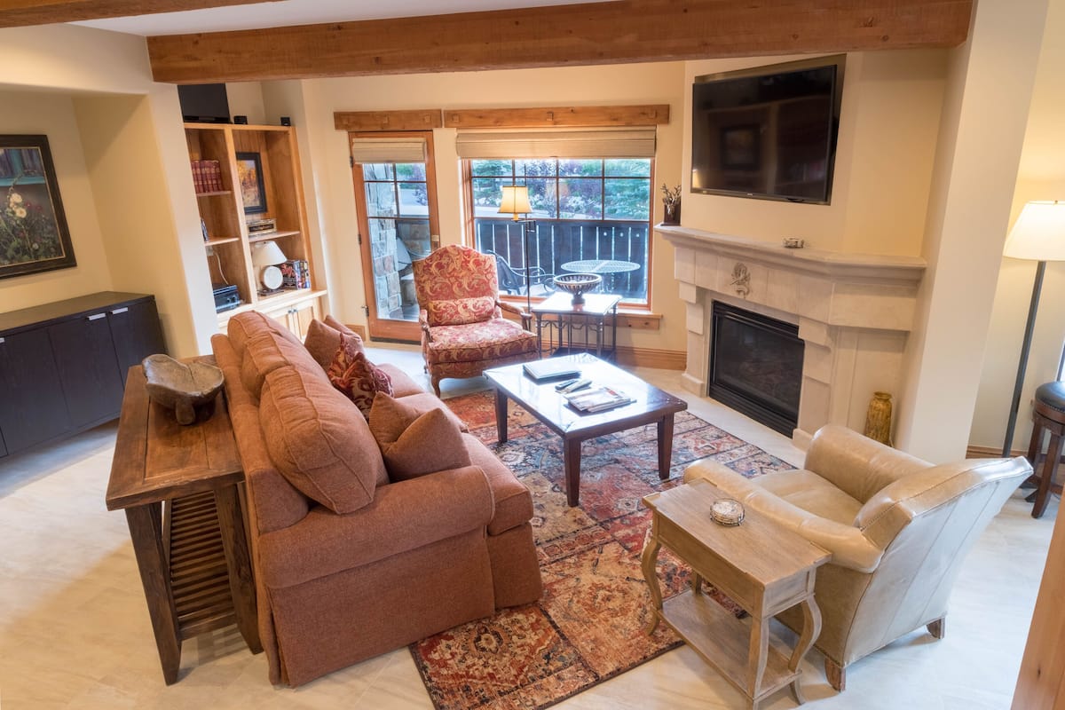 Flat-screen TV, fireplace, DVD player, pay films