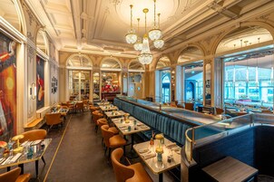 Se sirven desayunos, almuerzos y cenas; cocina francesa