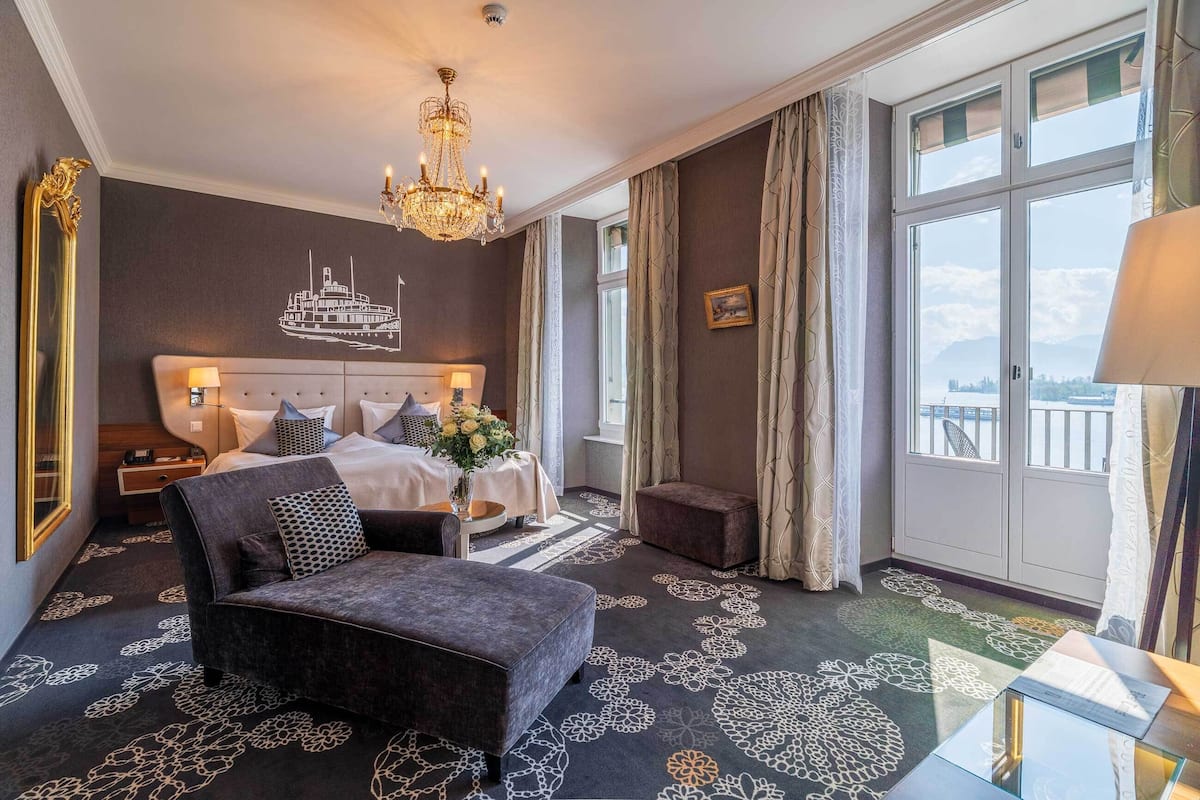 Lucerne Luxury Suite | 低過敏寢具、迷你吧、客房內保險箱、書桌