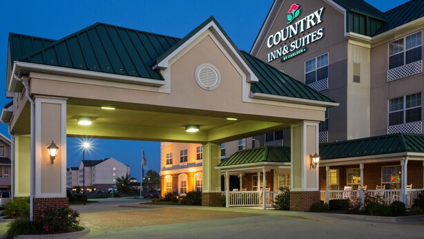 A Country Inn & Suites building with a covered entrance and a sign. - Country Inn & Suites by Radisson, Effingham, IL (Effingham)