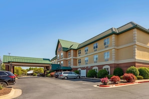 Classic hotel with a symmetrical facade, featuring a central entrance and two wings.