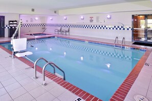 Piscina interna, espreguiçadeiras