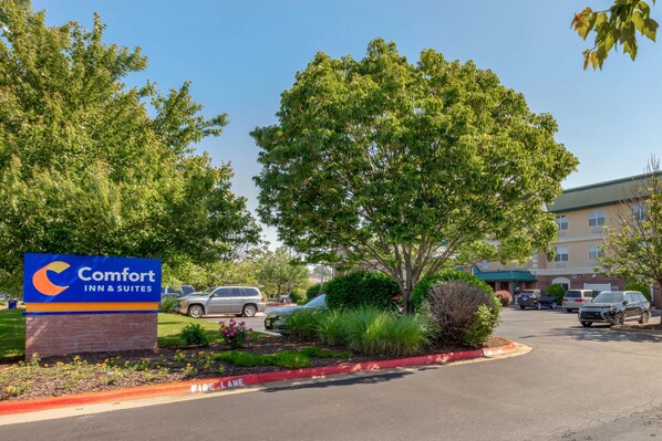 Welcome to Comfort Inn & Suites, a single-story hotel with a simple design, offering parking and a peaceful outdoor setting.