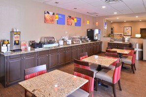 Free buffet breakfast - Comfort Inn & Suites Fayetteville - University Area (Fayetteville)