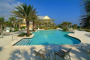 Outdoor pool, pool umbrellas - The Lodge at Hammock Beach Resort (Palm Coast)