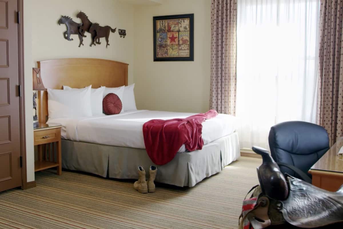 Suite, 1 King Bed | Individually decorated, individually furnished, desk, blackout curtains