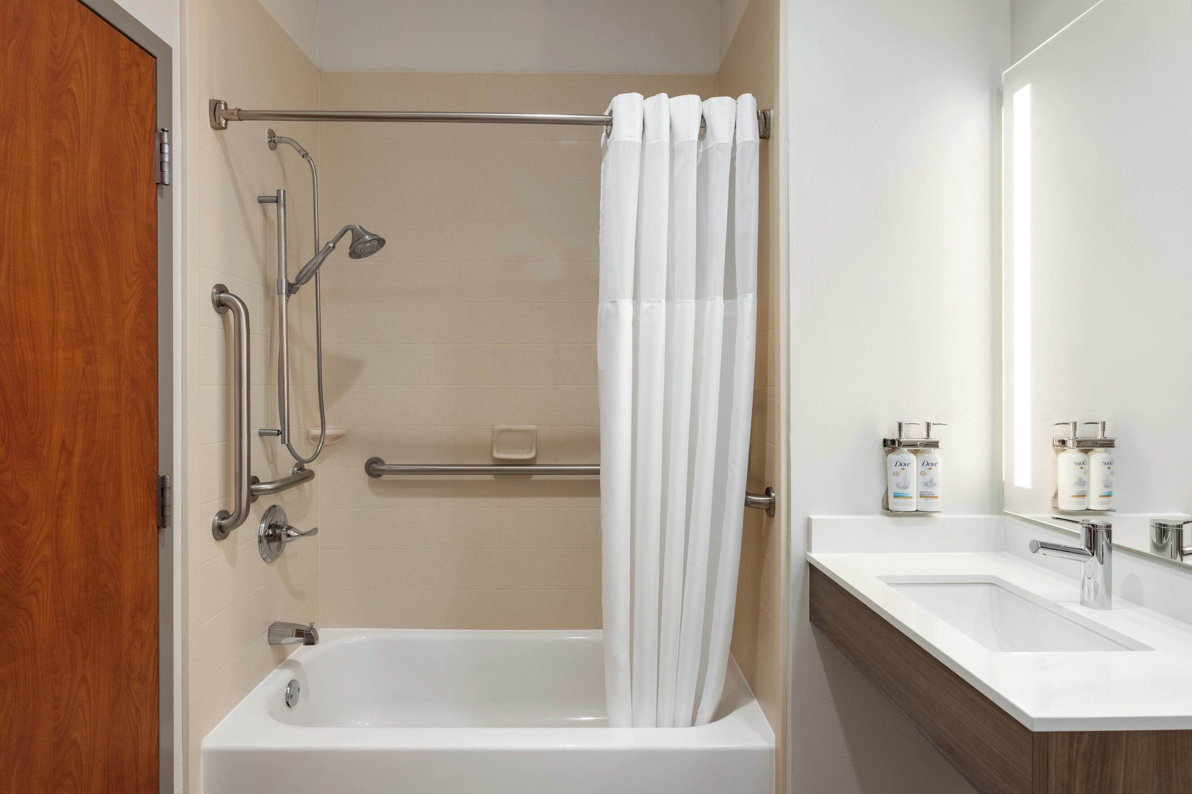 Amenidades de baño gratuitas, secadora de cabello, toallas 