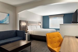 Suite, 1 King Bed with Sofa bed | Desk, iron/ironing board, free cribs/infant beds, free WiFi