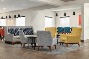 Lobby sitting area - Holiday Inn Express Hotel & Suites Edmond by IHG (Edmond)