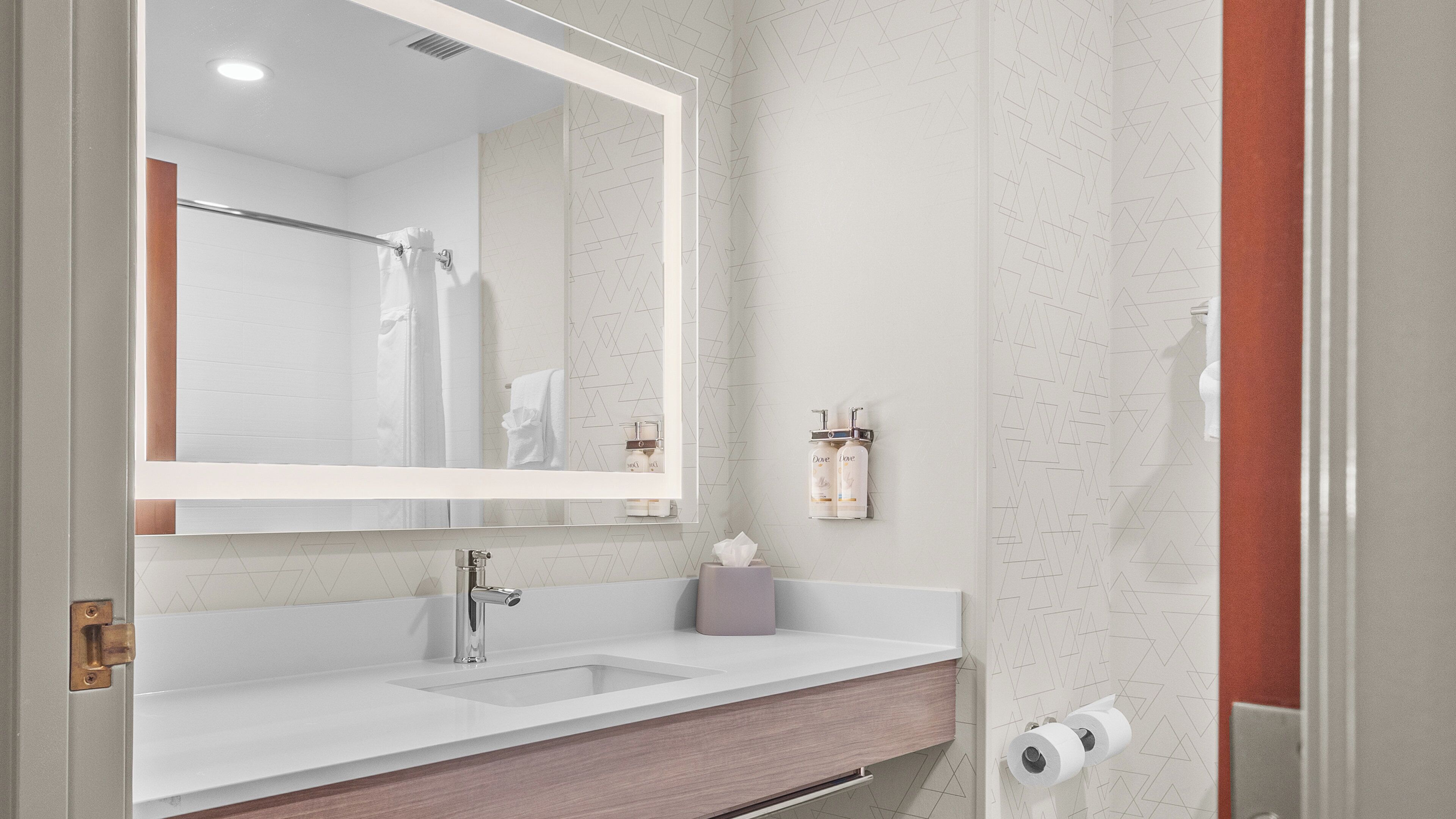 Combined shower/bathtub, hair dryer, towels