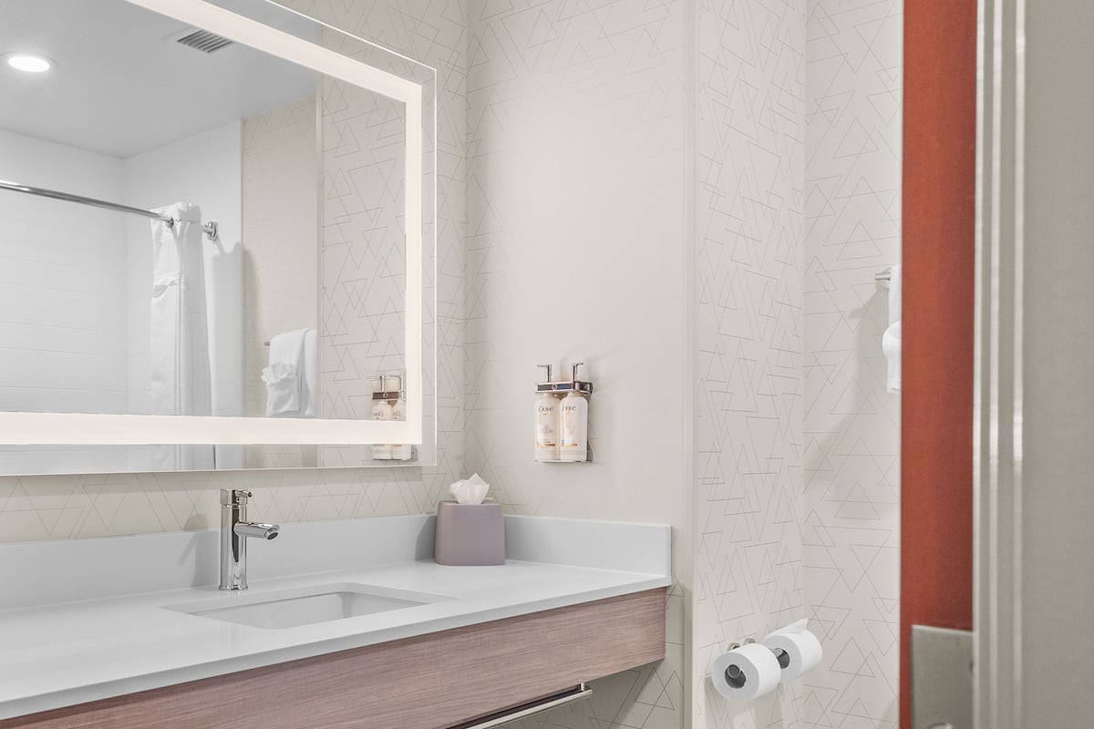 Combined shower/bathtub, hair dryer, towels